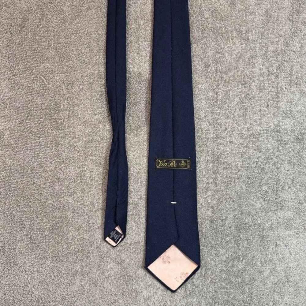 Via Re Mens Navy Blue Herringbone Wool Blend Crest Embroidered Necktie Tie